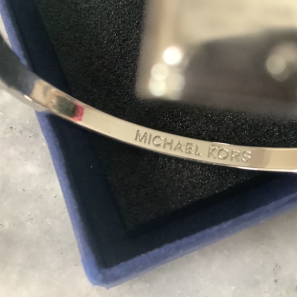 Michael Kors paddle lock bracelet, new - Picture 2 of 4